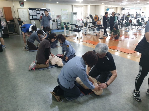 의정부시시설관리공단 스포츠센터는 헬스장 이용고객을 대상으로 응급처치 모의훈련을 진행했다.