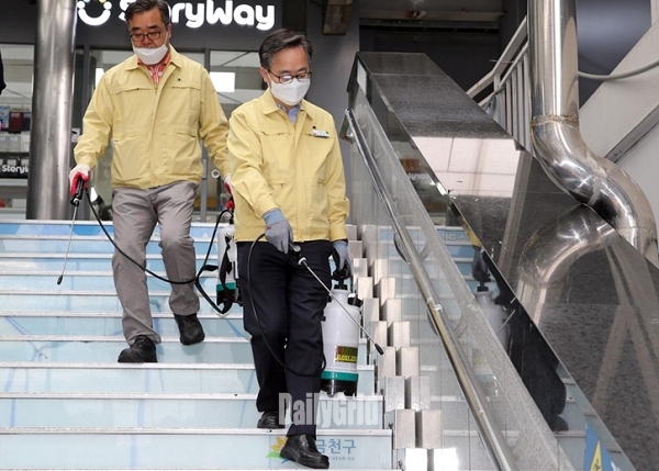 지난 5월 유성훈 금천구청장(사진 오른쪽)이 금천구청역사에서 방역활동을 벌이고 있다.