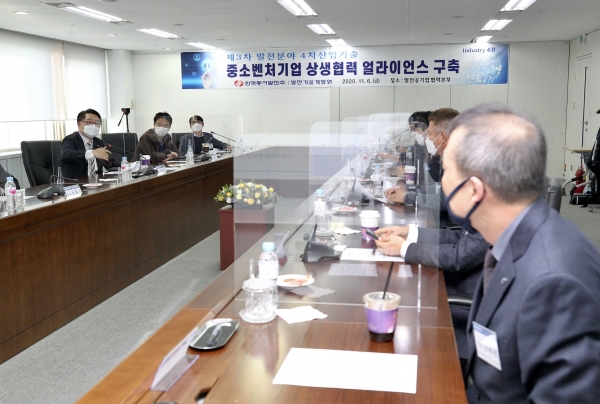 박일준 동서발전 사장(왼쪽에서 1번째)이  4차산업기술 상생협력 얼라이언스 협약식에서 인사말을  하고 있다.