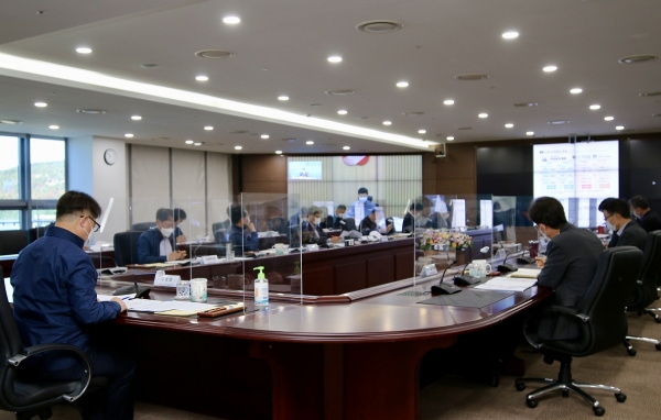 박일준 동서발전 사장(왼쪽)과 임원진이 뉴딜추진단 회의에서 보고를 받고 있다.[사진 동서발전 제공]
