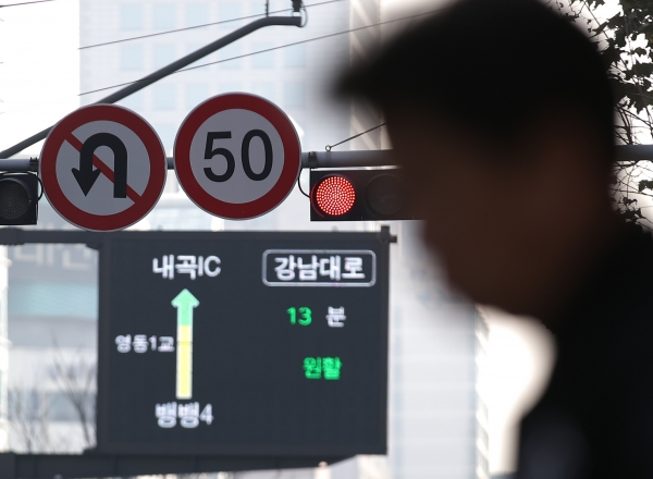 서울 강남대로에 자동차 제한속도 50km를 알리는 표지판이 설치되어 있다.