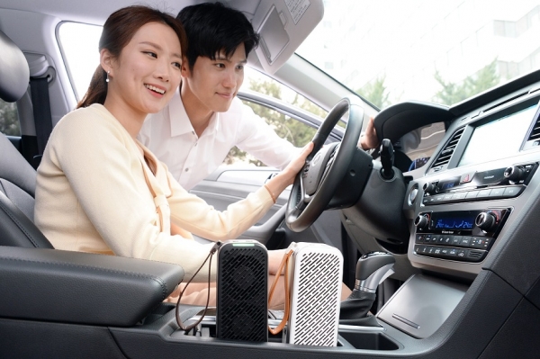 LG전자가 22일 휴대용 공기청정기 ‘LG 퓨리케어 미니 공기청정기’를 출시한다. 사진은자동차에서 LG 퓨리케어 미니 공기청정기를 사용하는 모습