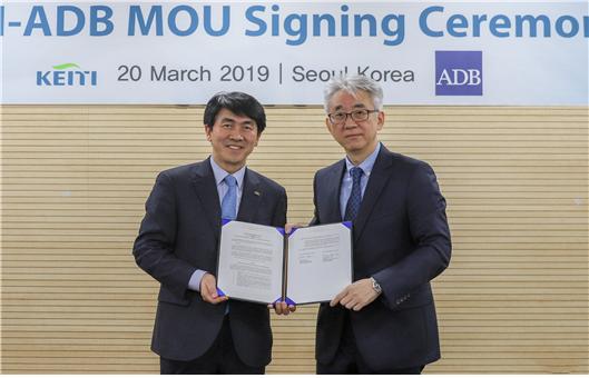 한국환경산업기술원 남광희 원장(사진 왼쪽)은 20일 아시아개발은행(ADB) 김 헌 남아시아국장과 환경협력을 위한 업무협약을 체결했다.