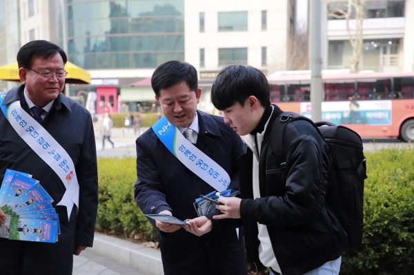 농협 상호금융 소성모 대표이사(가운데)와 남서울농협 안용승 조합장(왼쪽)이 새 봄맞이 가두 캠페인을 벌이고 있다.