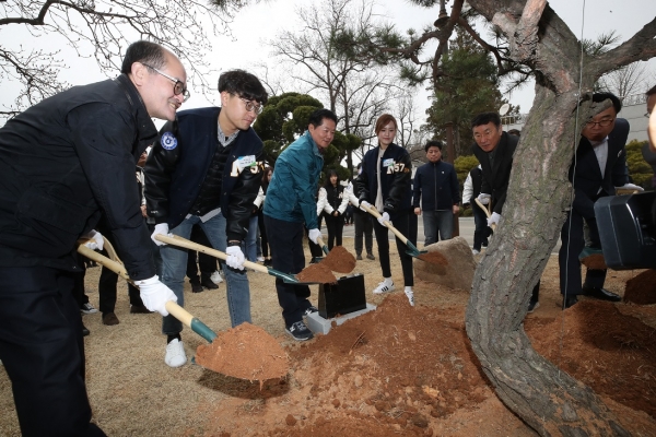 25일 김병원 회장(왼쪽 세번째)과 농협대 학생들이 '농협대학교 아름다운 캠퍼스 만들기' 에 참석해 나무 심기 행사를 하고 있다.