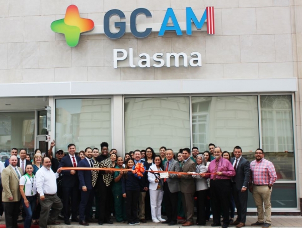 사진 = GCAM 직원들이 미국 텍사스주 브라운즈빌에 위치한 GCAM 신규 혈액원 앞에서 기념 촬영을 하고 있다