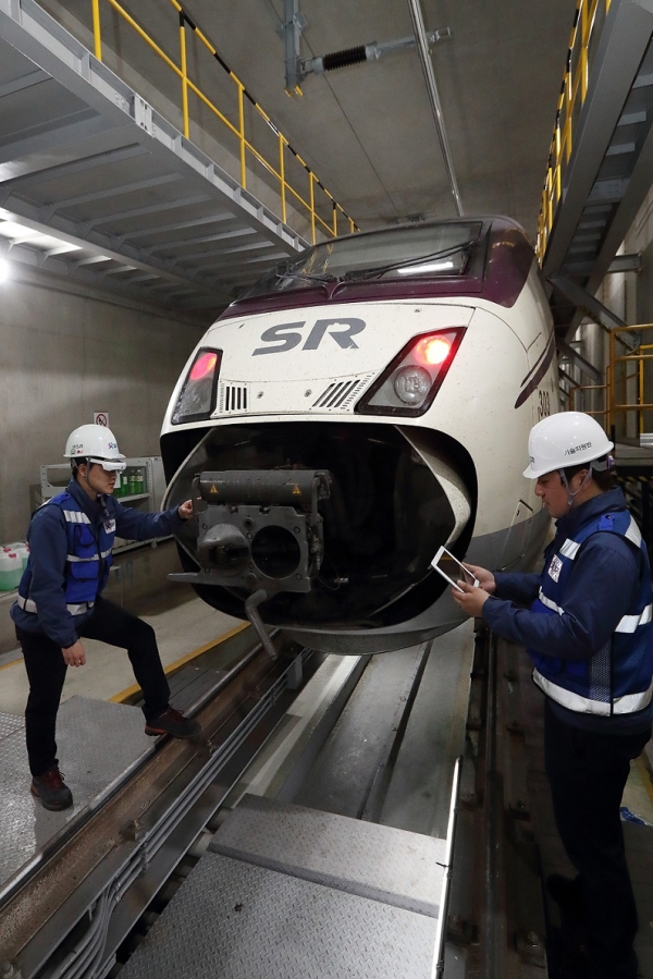 서울 수서역 SRT 정비소에서 SR 정비 직원들이 KT 5G AR 스마트안경을 이용해 열차를 정비하고 있다.