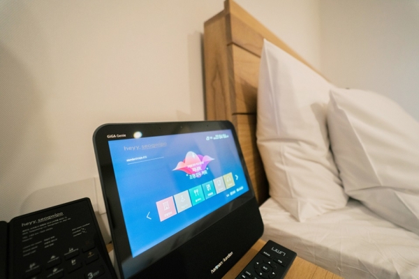 KT는 야놀자의 라이프스타일 호텔 ‘헤이, 서귀포’에 국내 최초 호텔 전용 인공지능 서비스 ‘기가지니 호텔’을 적용했다. ‘헤이, 서귀포’ 스마트지니룸에 적용된 기가지니 호텔 모습.