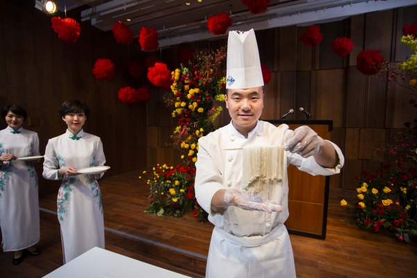 사진 = 서울신라호텔에서 열린 '댜오위타이' 만찬 행사에서 '댜오위타이' 주방장이 중국 전통 면 요리인 용수면을 시연해 선보이고 있다.
