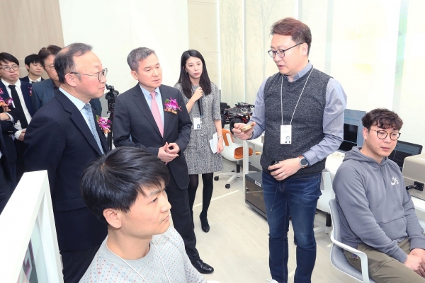 하현회 LG유플러스 부회장(왼쪽에서 첫번째)이 ‘LGU+ 5G 이노베이션 랩’에서 중소기업 직원들의 기술 테스트를 살펴보며 설명을 듣고 있다.