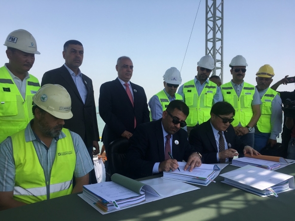 이라크 교통부 알 말리키 장관(왼쪽)과 대우건설 박찬용 상무(오른쪽)가 4월 30일 이라크 알 포 서방파제현장 준공식에서 컨테이너터미널 공사 계약서에 사인을 하고 있다.