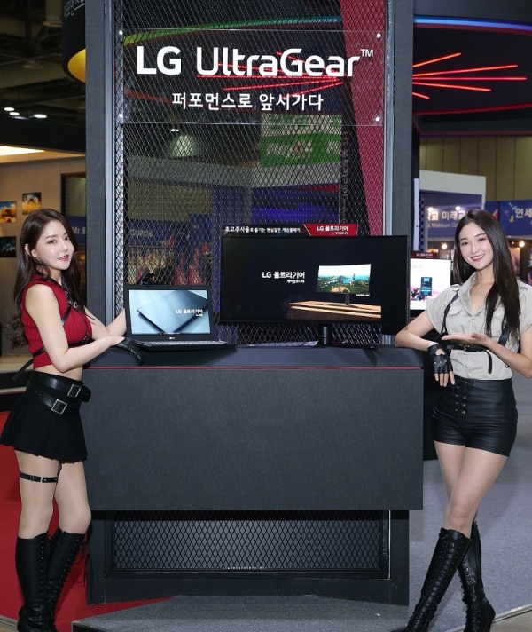 9일부터 나흘간 일산 킨텍스에서 열리는 게임 전시회 '2019 플레이엑스포'에서 모델들이 'LG 울트라기어' 게이밍 노트북, 게이밍 모니터 등을 소개하고 있다.