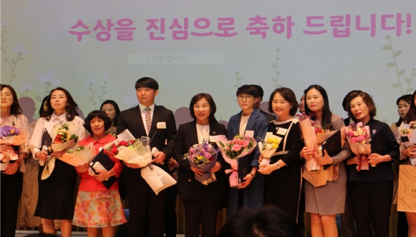 사진=서울시의회,수상자들과 함께 한 김혜련 위원장