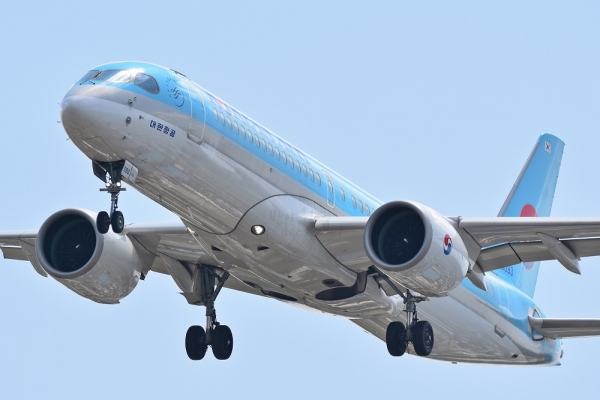 김해국제공항을 출발했다가 엔진결함으로 회항한 대한항공 A220-300과 같은 기종의 항공기들이 사고원인이 규명되지 않은 채 현재 운항 중인것으로 확인됐다.