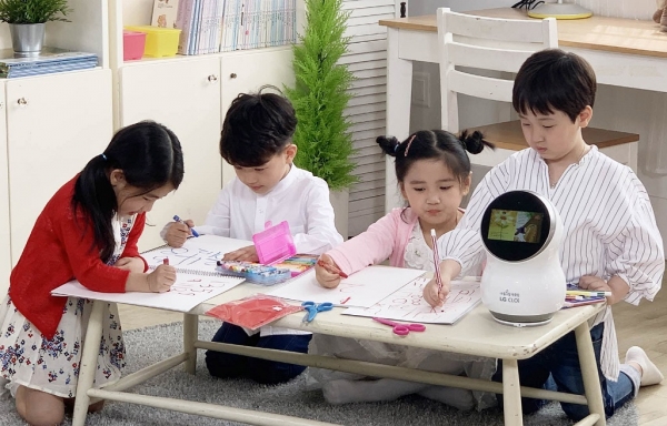 LG전자가 16일부터 인공지능 홈로봇 ‘LG 클로이’를 CJ오쇼핑에서 ‘아들과딸북클럽 LG 클로이’ 패키지 상품으로 판매한다. 패키지 상품 가격은 36개월 약정 기준 월 5만9천원이다.