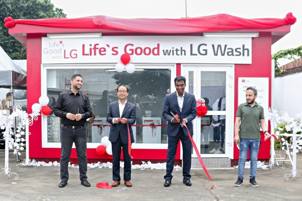 LG전자가 최근 나이지리아 음보음바 마을에 무료 세탁방인 ‘라이프스 굿 위드 LG 워시(Life’s Good with LG Wash)’를 열었다.
