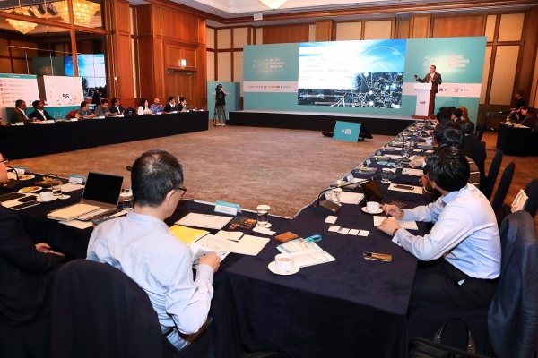 PPM 2019 참여한 KT 등 통신사 관계자들이 제주도 서귀포시 롯데호텔 제주에서 각국의 통신 사업 현황을 소개하고 글로벌 협력 방안을 논의하고 있다.