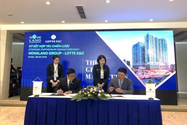 롯데건설 한용수 해외영업본부장(오른쪽)과 베트남 노바랜드 그룹 브이 쑤언 후이 (Bui Xuan Huy) 대표이사(왼쪽)가 협약을 체결하고 있다.