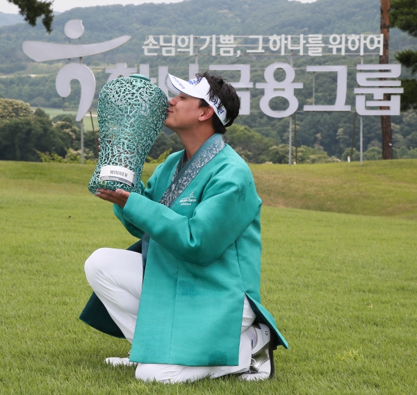 사진 = 2018 KEB하나은행 인비테이셔널 우승자 박상현 프로가 우승트로피에 입을 맞추고 있다.