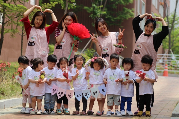 사진 = 충북 진천장관1차 ‘부영 사랑으로 어린이집’에서 보육 교사들과 아이들이 어울려 기념촬영하는 모습