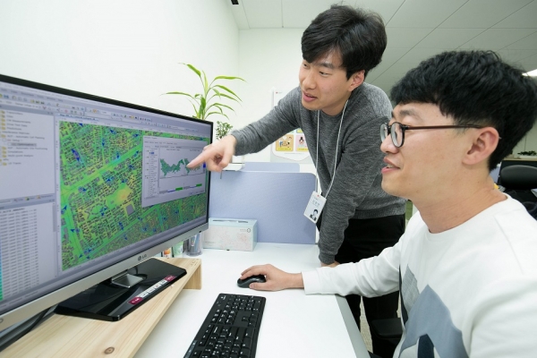 LG유플러스는 서울 종로지역에서 자체 전파모델을 적용한 셀 설계를 통해 5G 속도와 커버리지를 측정한 결과, 동일한 기지국 수를 설치하더라도 서비스 커버리지가 더 넓은 것으로 확인했다고 17일 밝혔다.
