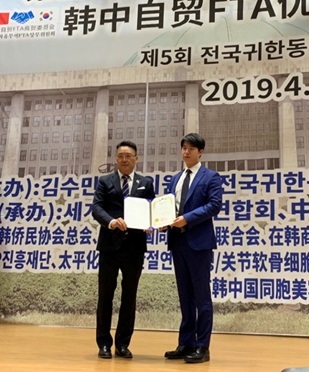 브랜드 대상을 수상한 김종우대표(우측)