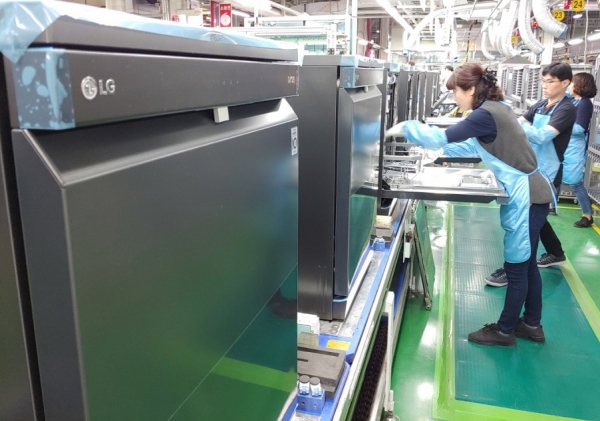 LG전자 경남 창원사업장에서 생산하는 디오스 식기세척기의 공급이 밀리면서 지난 3월 출시 이후 생산라인이 풀가동되고 있다.