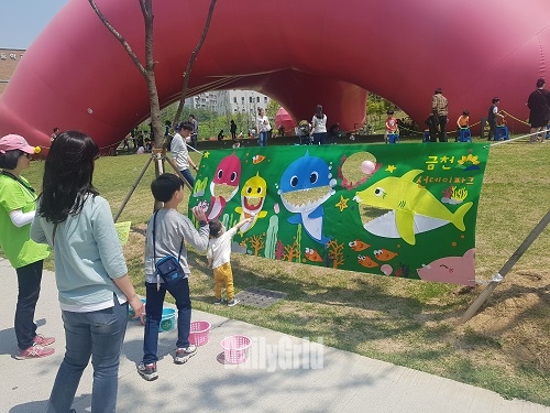 지난 5월 11일 금나래중앙공원 ‘금천선데이파크’에서 아이들이 던지기 놀이를 하고 있다.