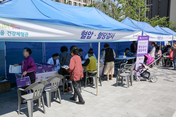 건강체험행사에 참여한 서울여성병원 부스 모습.