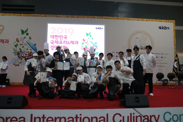 양재 AT센터에서 열린 대한민국 국제요리&제과 경연대회에서 한국조리예술학원이 3관왕과 대상을 수상했다.