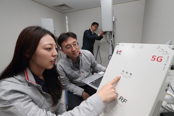 KT 연구원들이 서초구 우면동 융합기술원에서 3.5GHz 주파수대역 5G RF 중계기 테스트를 진행하고 있다.