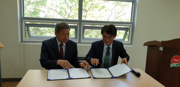 한국마사회 인천중구지사가 중구노인인력개발센터와 업무협약을 체결하고 있다.