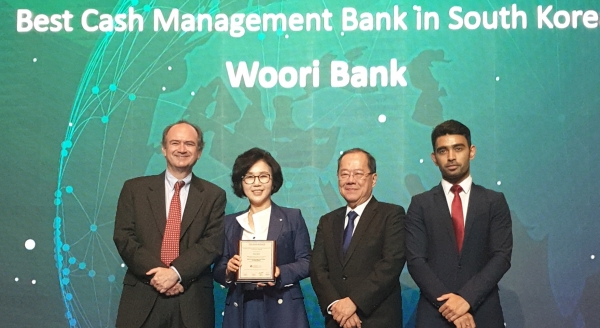 사진 = 우리은행이 지난 30일 아시안뱅커 주최로 태국 방콕에서 열린 ‘The Asian Banker Transaction Awards’에서 ‘2019년 한국 최우수 자금관리 은행’으로 선정됐다. 정종숙 우리은행 부행장보가 관계자들과 기념 촬영을 하고 있다.