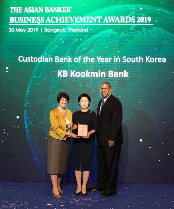 사진 = KB국민은행은 지난 30일, 태국 방콕에서 열린 ‘더 아시안 뱅커 비즈니스 어치브먼트 어워드 2019(The Asian Banker Business Achievement Awards 2019)’에서 '한국 최우수 수탁은행(Custodian Bank of the Year in South Korea)'에 5년 연속으로 선정됐다. (가운데)사혜난 KB국민은행 수탁사업부장.