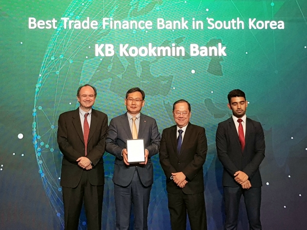 사진 = KB국민은행은 지난 30일, 태국 방콕에서 개최된 ‘더 아시안 뱅커 트랜잭션 뱅킹 어워드 2019(The Asian Banker Transaction Banking Awards 2019)’에서 대한민국 최우수 수출입금융 은행(Best Trade Finance Bank in South Korea)으로 8년 연속 선정됐다. (왼쪽에서 두번째)윤여운 KB국민은행 외환사업본부장.
