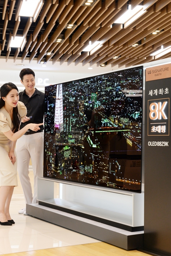 서울 강남구 도산대로의 LG베스트샵 강남본점 매장에서 모델들이 LG전자의 세계최초 88인치 8K 올레드 TV 'LG 시그니처 올레드 TV'를 소개하고 있다.