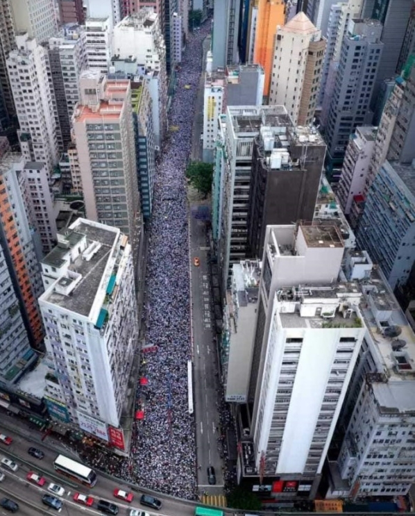 지난 9일 거대한 중국에 맞서 103만 명의 홍콩 시민이 참가한 반중(反中) 시위 모습.