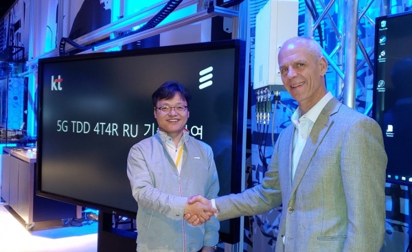 KT는 13일 스웨덴 시스타 에릭슨 연구소에서 에릭슨과 함께 새롭게 개발한 5G TDD 4T4R RU 장비의 기술 시연을 진행했다.KT 네트워크연구기술단장 이수길 상무(왼쪽)와 에릭슨 5G 프로그램 총괄 아이너 티포(Einar Tifor 오른쪽).