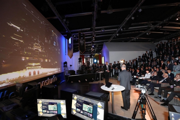KT 네트워크부문장 오성목 사장과 에릭슨엘지 CEO 호칸 셀벨이 스웨덴에서 광화문 상공에 떠있는 스카이십의 카메라를 조종하며 화면에 보이는 광화문의 모습을 설명하고 있다.