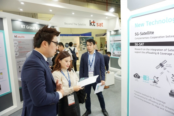 KT SAT은 18일부터 20일까지 싱가포르 마리나 베이 샌즈에서 진행되는 '커뮤닉 아시아 2019'에 참가한다고 밝혔다. 직원이 커뮤닉아시아에 참가한 위성사업자들에게 위성 5G 기술에 대해 설명하고 있다.