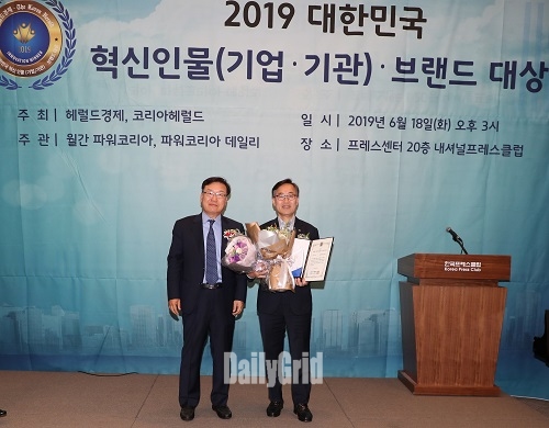 지난 18일, 한국프레스센터에서 열린 ‘2019 대한민국 혁신인물 브랜드 대상’ 시상식에서 유성훈 금천구청장(사진 오른쪽)이 ‘지방자치부문 대상’을 수상했다.