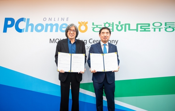 19일 대만 PChome 짠홍쯔 회장(왼쪽)과 농협하나로유통 김성광 대표이사(오른쪽)가 업무협약 체결했다.
