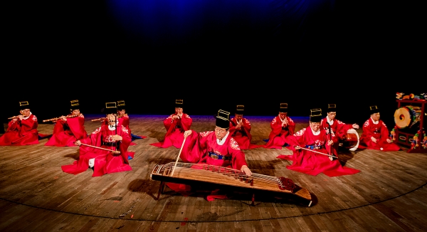 사진 = 크라운해태제과가 주최한 ‘한국의풍류 몽골공연’에서 양주풍류악회 국악명인들이 ‘수제천’을 연주하고 있다.