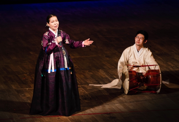 사진 = 크라운해태제과가 주최한 ‘한국의풍류 몽골공연’에서 이춘희 명창이 ‘경기민요’ 공연을 펼치고 있다
