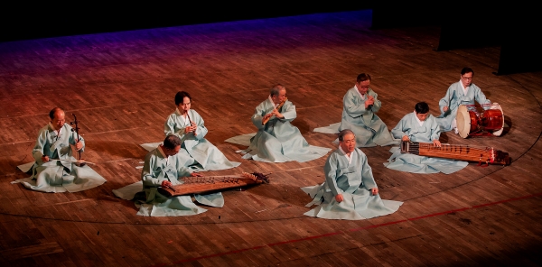 사진 = 크라운해태제과가 주최한 ‘한국의풍류 몽골공연’에서 양주풍류악회 국악명인들이 가곡 ‘언락, 편락’ 공연을 선보이고 있다.