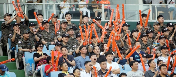 지난 20일 대전 한화이글스파크에서 열린 ‘호국보훈의 날 기념 이글스 홈경기 초청행사’ 참석자들이 즐거운 시간을 보내고 있다.
