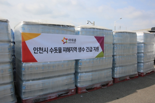 사진 = 아워홈이 인천 서구청에 전달한 지리산수 10톤
