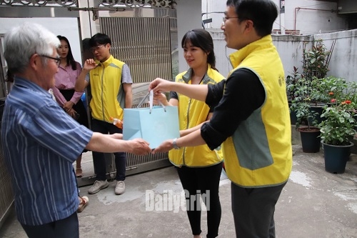지난 19일, 어르신에게 동서식품 임직원 봉사단이 손수 만든 반찬을 전달하고 있다.