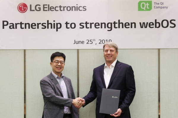 LG전자와 Qt社가 지난 25일 서울 양재동LG전자 서초R&D캠퍼스에서 webOS의 연구개발과 생태계 확대를 위한 사업협력(MOU)을 맺었다. LG전자 CTO 박일평 사장(왼쪽), Qt社 CEO 유하 바렐리우스.