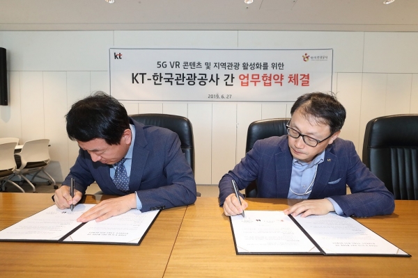KT는 27일 서울 종로구 KT 광화문빌딩 East에서 한국관광공사와 ‘5G VR 콘텐츠 및 지역관광 활성화를 위한 업무협약’을 체결했다.KT Customer&Media부문장 구현모 사장(오른쪽)과 한국관광공사 안영배 사장(왼쪽)이 협약서에 서명을 하고 있다.